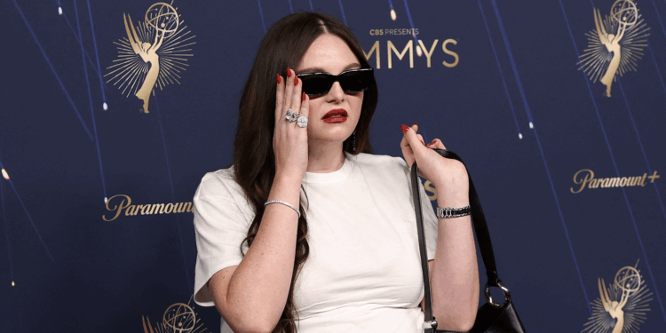 Meg Stalter Protests for Palestine at the 2025 Emmys in Jeans, a T-Shirt, and a “Cease Fire” Bag