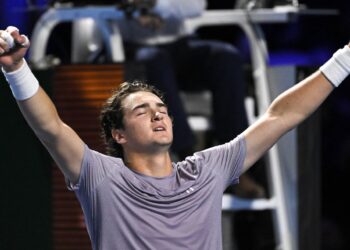 Proud parents change flight plans to watch Brazilian teenager Fonseca win Swiss final