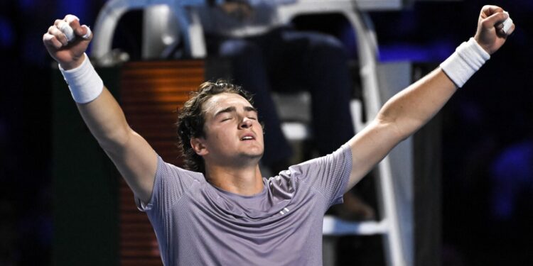 Proud parents change flight plans to watch Brazilian teenager Fonseca win Swiss final