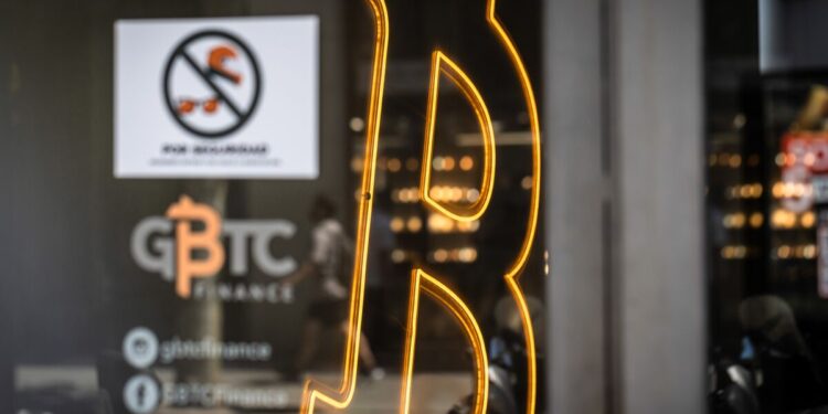 Bitcoin (BTC) Price Falls as Whales Dump $45 Billion