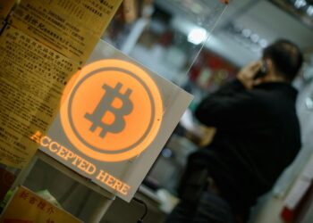 Bitcoin enters the weekend with cautious optimism as ETF flows resume