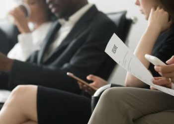 Robert Walters plc (LON:RWA) Shares Could Be 48% Below Their Intrinsic Value Estimate