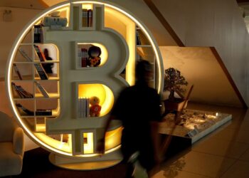 Bitcoin Is Set for First Yearly Split From Stocks in a Decade