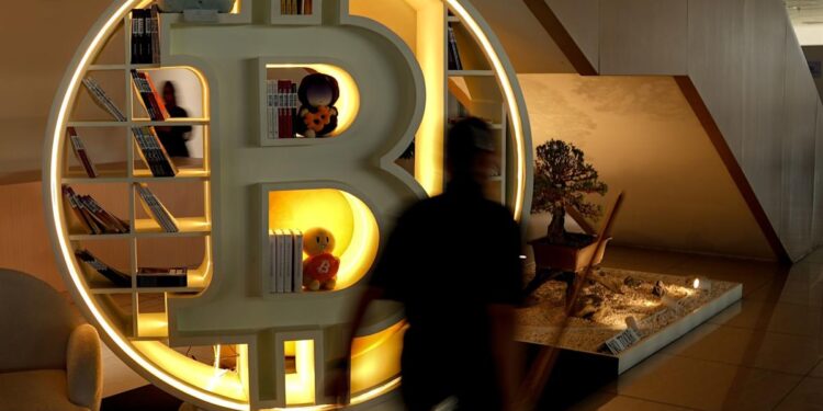 Bitcoin Is Set for First Yearly Split From Stocks in a Decade