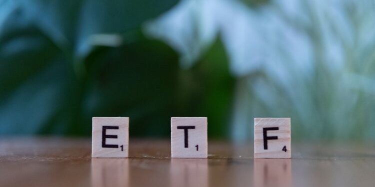 Grayscale Cleared to Launch First Spot Chainlink ETF as Institutional Interest Rises