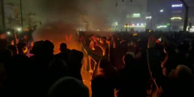 Iran, blood on protests: regime fires on crowd. Israel on high alert for possible intervention