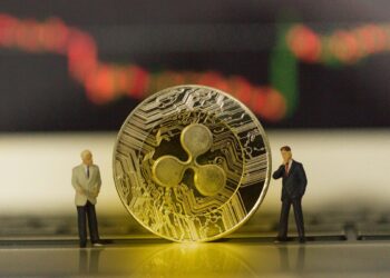 John Bollinger Says XRP Pattern “Weaker” Than Bitcoin as Peter Brandt Urges Caution Despite 30% Rally