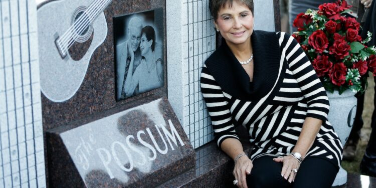 George Jones’s widow sued by ex‑boyfriend over alleged crypto and cash fortune