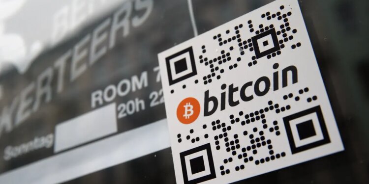 Dogecoin, Ethereum Outpace Bitcoin While Crypto Market Slips Below $2.4 Trillion