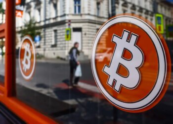 Bitcoin’s Slide Below $74,000 Triggers $700 Million Liquidation Wave – Solana, Ethereum Underperform