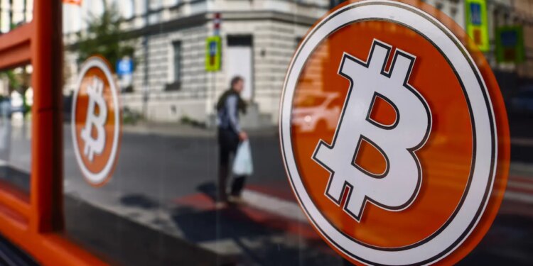 Bitcoin’s Slide Below $74,000 Triggers $700 Million Liquidation Wave – Solana, Ethereum Underperform