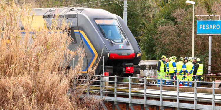 due ordigni a Bologna, uno è esploso. Incendio a Pesaro