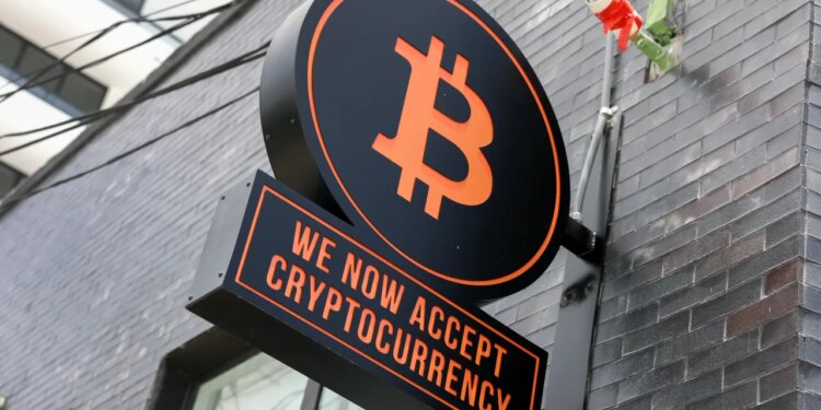 Bitcoin Holds Above $71,000 After Oil Drops On Iran Peace Plan Reports – Dogecoin, Cardano Outperform