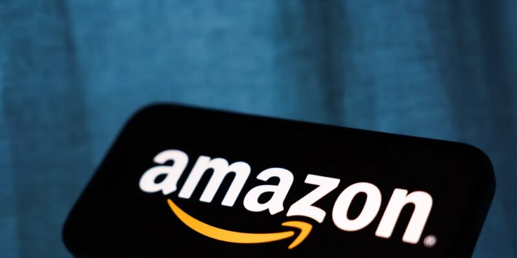 Amazon Reportedly Inks Deal To Ship Over 1B Packages With USPS, Dragging Down UPS, FDX Stocks