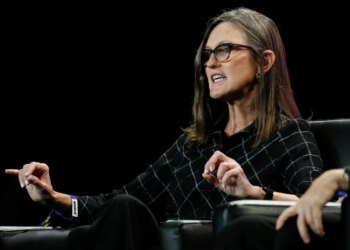Cathie Wood Bets Big On SpaceX Debut, Torches Rocket Lab Stake Same Day