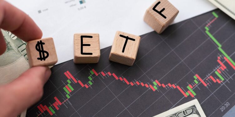 Bitcoin ETF Inflows Reach $2.4 Billion This Week, But Daily Figures Decline: Is the Momentum Fading?